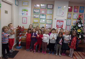 Żaczki - zdjęcie grupowe przy skrzynce na listy