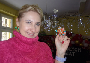 ciocia Magda z własnoręcznie ozdobionym pierniczkiem