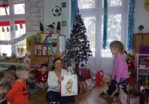 dziewczynka otrzymuje prezent