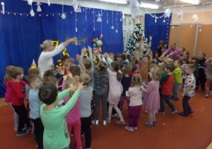 dzieci z podniesionymi rękoma na sali gimnstycznej