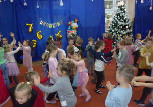 dzieci tańczą w parach na sali gimnastycznej