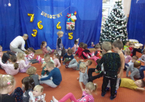 dzieci tańczą na sali gimnastycznej