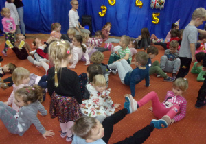 dzieci tańczą na sali gimnastycznej