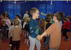 dzieci tańczą w parach na sali gimnastycznej