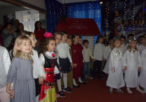Juniorzy w strajach do bajki "Królowa Śniegu"