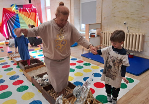 pokonywanie toru przeszkód na boso