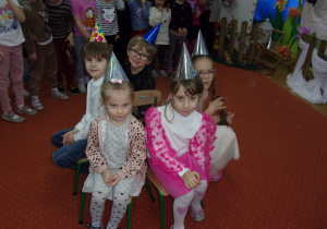 Solenizanci w czapeczkach urodzinowych