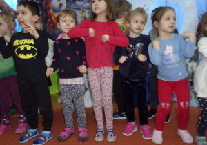 dzieci podczas zabawy urodzinkowej