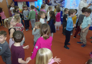 urodzinkowy taniec w parach na sali gimnastycznej
