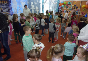 urodzinkowy taniec w parach na sali gimnastycznej