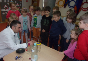 Juniorzy podczas prezentacji eksperymentu