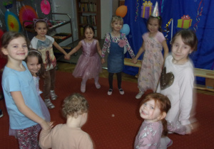 dziewczynki tańczą w kole