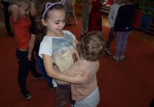 urodzinkowy taniec w parach na sali gimnastycznej