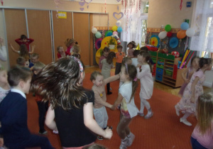 urodzinkowy taniec w parach na sali gimnastycznej