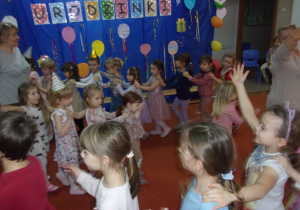 dzieci tańczą w "pociagach" na sali gimnastycznej