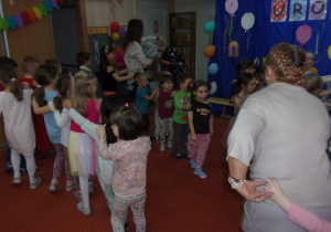 dzieci tańczą w "pociagach" na sali gimnastycznej