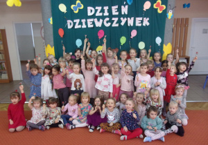 zdjęcie grupowe wszystkich dziewczynek