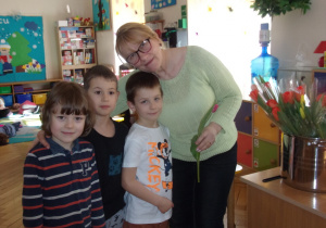 chłopcy składają życzenia wszystkim Paniom w przedszkolu