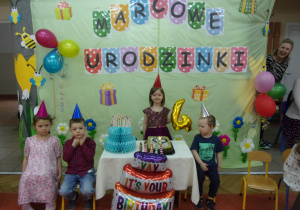 dziewczynka z nadmuchanym balonem w kształcie cyfry 4