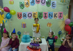 dziewczynka z nadmuchanym balonem w kształcie cyfry 7