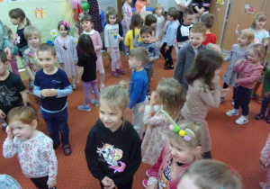 dzieci uczestniczą w zabawie urodzinkowej na sali gimnastycznej