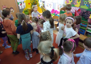 dzieci tańczą na sali gimanstycznej w parach