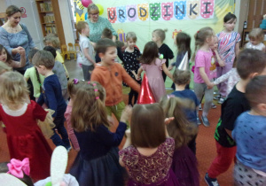 dzieci tańczą na sali gimanstycznej w parach