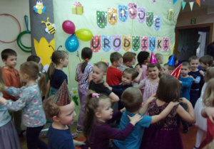 dziei tańczą w rzędach