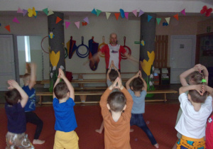 Juniorzy na zajęciach Karate wykonują ćwiczenia na sali gimnastycznej