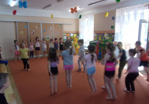 Żaczki na zajęciach Karate wykonują ćwiczenia na sali gimnastycznej