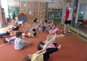 Żaczki na zajęciach Karate wykonują ćwiczenia na sali gimnastycznej