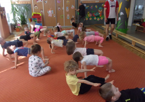 Żaczki na zajęciach Karate wykonują ćwiczenia na sali gimnastycznej