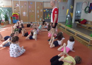 Żaczki na zajęciach Karate wykonują ćwiczenia na sali gimnastycznej