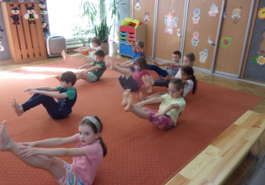 Juniorzy na zajęciach Karate wykonują ćwiczenia na sali gimnastycznej