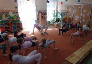 Juniorzy na zajęciach Karate wykonują ćwiczenia na sali gimnastycznej