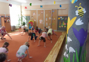 Juniorzy na zajęciach Karate wykonują ćwiczenia na sali gimnastycznej