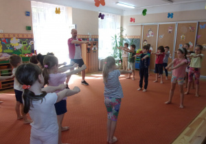 Juniorzy na zajęciach Karate wykonują ćwiczenia na sali gimnastycznej