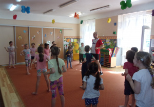 Juniorzy na zajęciach Karate wykonują ćwiczenia na sali gimnastycznej