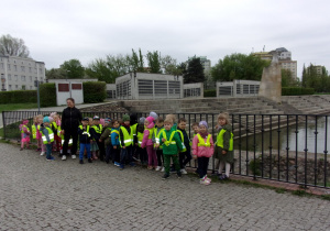 dzieci w drodze do Centrum Dialogu