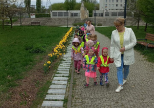 dzieci w drodze do Centrum Dialogu