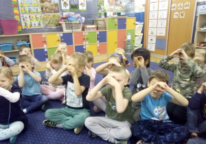 Juniorzy podczas wykonywania ćwiczeń w oparciu o metodę "Skuteczne zdziwienie".